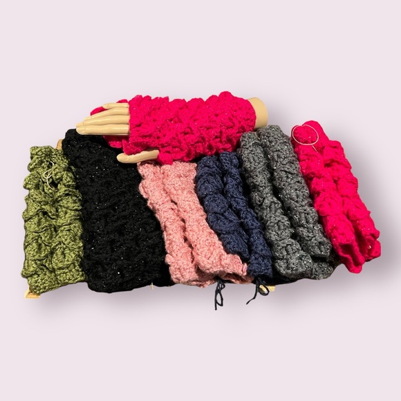 Crochet Dragon Scale Fingerless Mittens - Red Heart Metallics Fuchsia - Picture 11 of 16